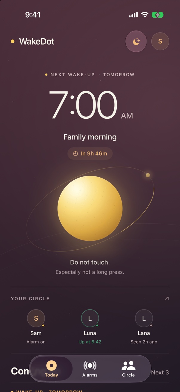 WakeDot night appearance: a 7 AM alarm, gold Dot and private Circle